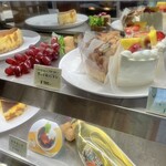 隠れ家キッチン NaNon. - 冷蔵ケースにはスイーツが。