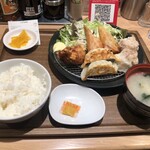 餃子と咖喱ザンギの店 点心札幌 - 点心四種盛定食