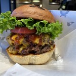 SHOGUN BURGER - ダブルチーズバーガー！¥2,380円！粗挽き肉で美味しい！思ったほど、汁出ない。