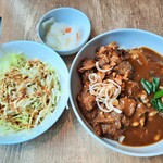 Kitahama Chouji - 麻辣キーマ＆ビーフカレー丼あいがけ（小盛り）880円、コールスローとピクルス付き