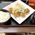 からあげ、定食、丼 がブリチキン。 - ごはん、お味噌汁、お漬物付きです★