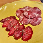 焼肉家 肉汁センター - 20240513タン先（左）とタン下