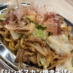 Kushidokoro Nishugin - 中太麺とラム肉、シャキシャキ野菜が
      ブレンドソースとよく絡み合う