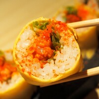 美食 個室・炭火焼・ワイン 縁 新宿店 - ローストビーフと海老のスパイシーチリペッパー寿司
