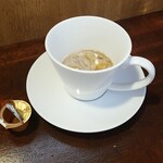 キッチン ブルー グローブ - 残り少ないホワイトコーヒー