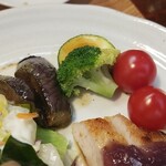 キッチン ブルー グローブ - 甘いトマト、しっかり茄子、胡麻油風味のズッキーニ