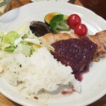 キッチン ブルー グローブ - ご飯、サラダ、お新香を乗せて