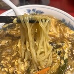 新珍味 - 序盤の粘度高めの餡が麺にまとわりついているとき