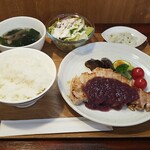 キッチン ブルー グローブ - 豚ロースソテー　トリュフ香る赤ワインとオニオンのソース