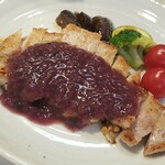 キッチン ブルー グローブ - 反対側から、赤ワインとオニオンのソースはタップリ