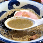 食撃の琥煌 - スープは粘度がかなり高く、かなりドロドロ系。