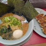 山岡家 - 味噌ラーメン690円(麺硬め味濃いめ油多め)、サービス券5枚で餃子(350円)無料、アプリクーポンで味玉子(140円)無料(2024.5.11)