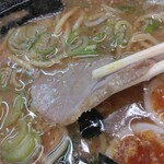 Yamaokaya - 味噌ラーメン690円(麺硬め味濃いめ油多め)、サービス券5枚で餃子(350円)無料、アプリクーポンで味玉子(140円)無料、チャーシュー厚み(2024.5.11)