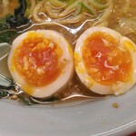 山岡家 - 味噌ラーメン690円(麺硬め味濃いめ油多め)、サービス券5枚で餃子(350円)無料、アプリクーポンで味玉子(140円)無料、無料の味玉半分でカット(2024.5.11)