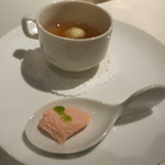 リストランテ リナッシェレ ドウジマ - ほろほろ鳥のコンソメスープとトマト