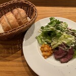 Le Comptoir de シャンパン食堂 - バケット、サラダ