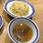 彩華ラーメン  田原本店 - チャーハンには生姜風味のスープつきます