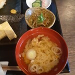 Kuishi Mboya Shin - お味噌汁、小鉢(きんぴらごぼう)、胡瓜の浅漬