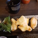 くいしんぼや しん - とり天は、外はサクッとして中のお肉はしっとり。水菜添え。