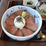 なだ万蒼宮 - ローストビーフ丼・・ビジュアルがキレイで美味しそう。^^ 　お料理は見た目も大切ですよね。