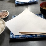 だるまの天ぷら定食 - こちらに揚げたての天ぷらが続々登場します。