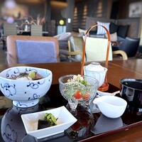 博多なだ万 - ローストビーフ丼などのお料理が登場。盛り付けが美しい。♪