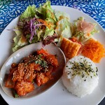 桐生の風 Fuu - 月替わりのランチは、とり肉と野菜の甘辛いためと色々デリのプレート。ドリンクセット1650円税込。