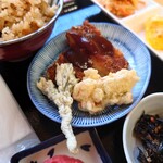 味菜 - ◯天ぷら、フライ
      山菜のコシアブラは、ほろ苦さと衣の油感で円味もあり
      美味しいし、酒のツマミにもなりそうだなあ
      
      他には ちくわ
      カチカチで揚げ過ぎ感はあるけれど
      ソースカツもついてきてるなあ