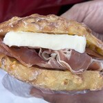 下田流 - 料理写真:コーンのリュスティック　スペイン産生ハムと有塩バターサンド