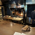 カエンネ - ダイニングで存在感を放つ〝薪グリラー〟。欲しい。