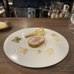 カエンネ - 〝巨大なイワナ〟｡スパイスの衣を纏って｡見事に均一な火入れ｡中心部もしっとり温かい｡