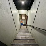 Motsuyaki Meguro Fujiya - 地下一階に降りる階段