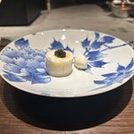 表参道 RESTAURANT HYENE - ペクソルギで巻いた2年熟成じゃがいものフォンダン
            燻製のアンチョビペースト
            静岡県産の春キャビア