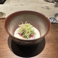 表参道 HYENE - 鰹のたたき
                    韓国のムルフェの再構築
                    豆乳と荏胡麻をつかったスープ
                    茗荷と荏胡麻の葉を千切りにしたもの
                    カリカリ梅