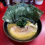 横田家 - ラーメン800円麺硬め。海苔増し120円。