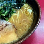 横田家 - 鶏油がたっぷり浮いたスープ。