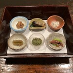 酒盃 - 箱膳(牛しぐれ/ニシン煮付け/卯の花/フキ/蕨たたき/蛍烏賊)