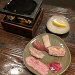 酒盃 - 肉料理:比内地鶏の石焼(かわ/せせり/砂肝/直腸/はらみ/レバー)