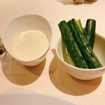 MAISON MARUNOUCHI - 付け合わせのキュウリのピクルス