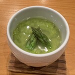 小判寿司 - 須賀川アスパラの茶碗蒸し　 穂先は茹で、茎は摺流し、茶碗蒸しの中には青森県産帆立が 初夏の清々しさを感じるアスパラの香り