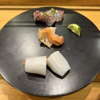 小判寿司 棚倉 - 天草釣り鯵　墨烏賊大間雲丹　閖上赤貝ツブ  神経締めで熟成された鯵は甘みとうまみがあふれます 墨烏賊の中にはしっかりした味の紫雲丹 お塩が合います ツブはコリコリで磯の香り 赤貝のヒモもさすが閖上産の香り