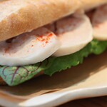 自制鸡肉火腿罗勒三明治