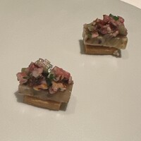 カンテサンス - 豚足　アーモンドクッキーの上に牛タンのタルタル　胡瓜のマリネ　ピーカンナッツ