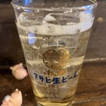 Motsuyaki Goen - せんべろセットの１杯目（後ろのこぶたちゃんはお代わりのときに）