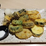 寿司と炭火 大地 - 野菜天盛り合わせ1078円