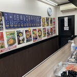都そば - 店内カウンター席とメニュー