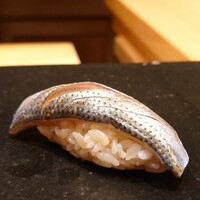 鮨処 やまと - 挨拶代わりの小肌、職人の仕事を感じる一品
