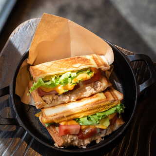 たっぷり野菜の具沢山ホットサンド