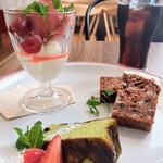 pizza&cafe toco - ■デザート３種盛り
・キャロットケーキ(卵不使用)
・狭山緑茶のバスクチーズケーキ
・ジェラート[北海道ミルク&ストロベリー]
・コーヒー２杯付き