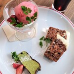 pizza&cafe toco - ■デザート３種盛り
・キャロットケーキ(卵不使用)
・狭山緑茶のバスクチーズケーキ
・ジェラート[北海道ミルク&ストロベリー]
・コーヒー２杯付き